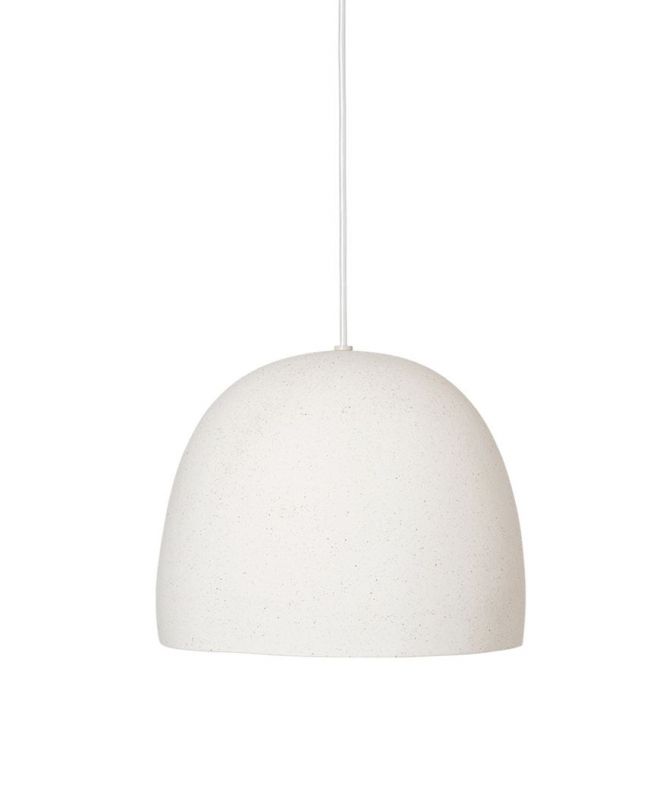 Weiße Speckle Pendelleuchte groß von Ferm Living: moderne Hängelampe mit gesprenkelter Oberfläche.